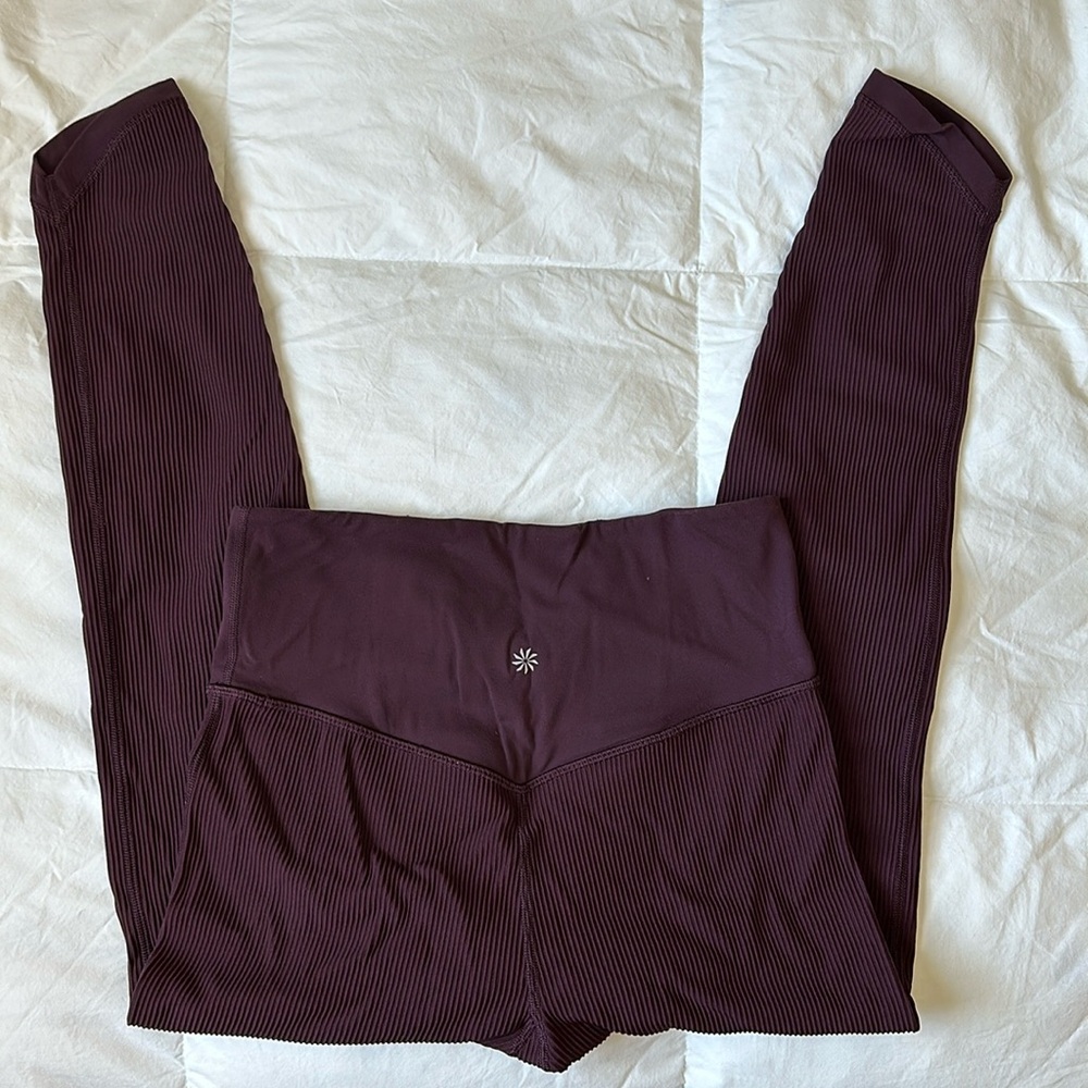 Like new. Athleta 7/8 ribbed crossover legging.